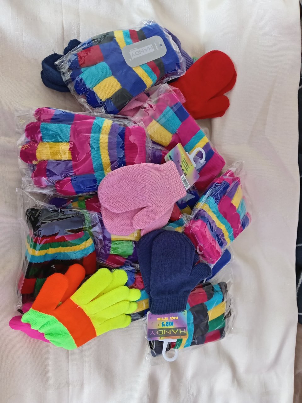 20 PAIRS OF MIXED CHILDREN'S HANDY GLOVES AND MITTENS