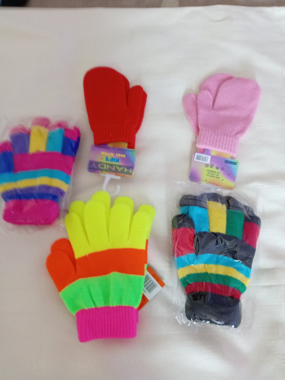 20 PAIRS OF MIXED CHILDREN'S HANDY GLOVES AND MITTENS